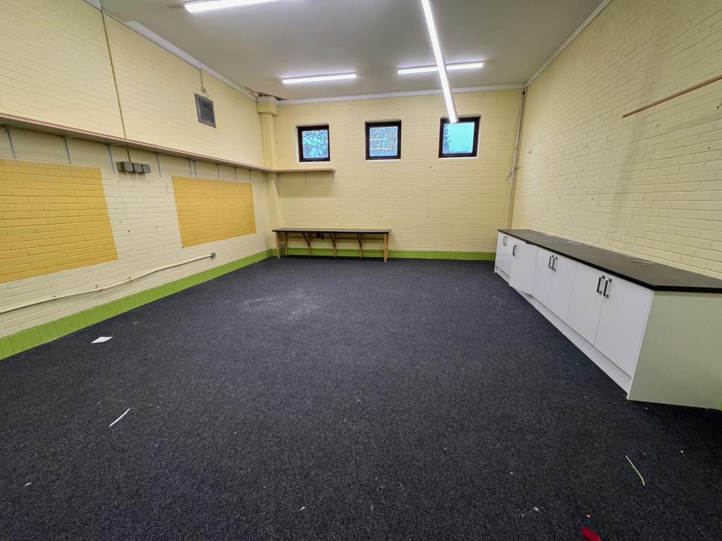 Lot: 91 - SUBSTANTIAL BUILDING WITH ATTACHED SPORTS HALL AND PARKING WITH POTENTIAL - Internal - Room 3